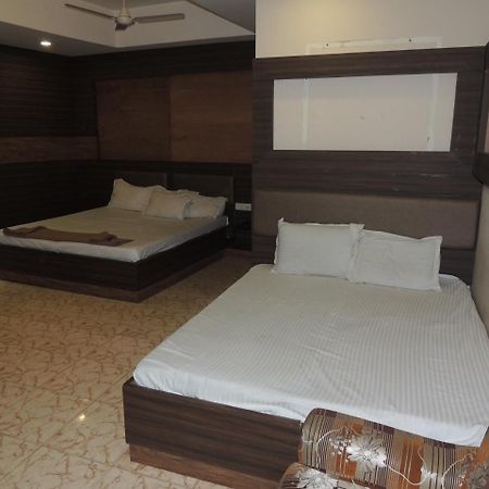 Gate Way Rooms Ченай Екстериор снимка