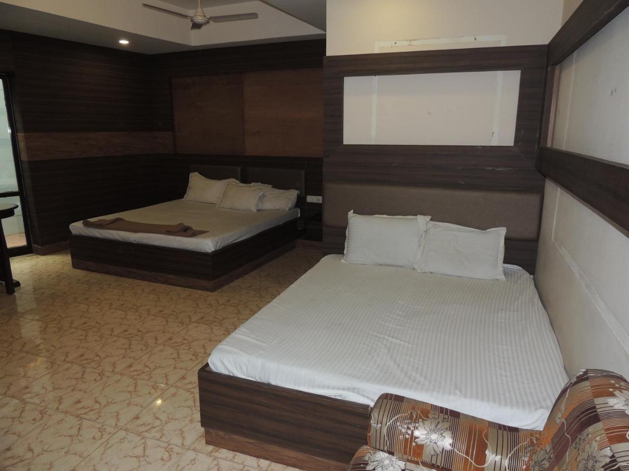 Gate Way Rooms Ченай Екстериор снимка